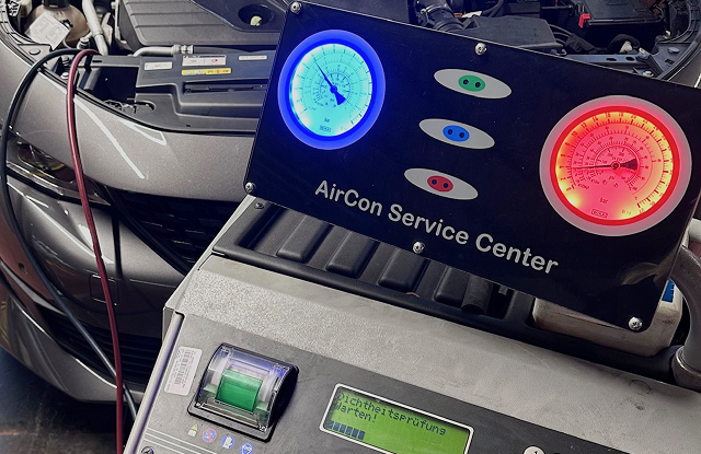 Nahaufnahme eines technischen Bedienfelds mit mehreren farbigen Tasten und Anzeigen.